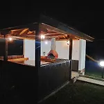 наш'та къща * Aprilți