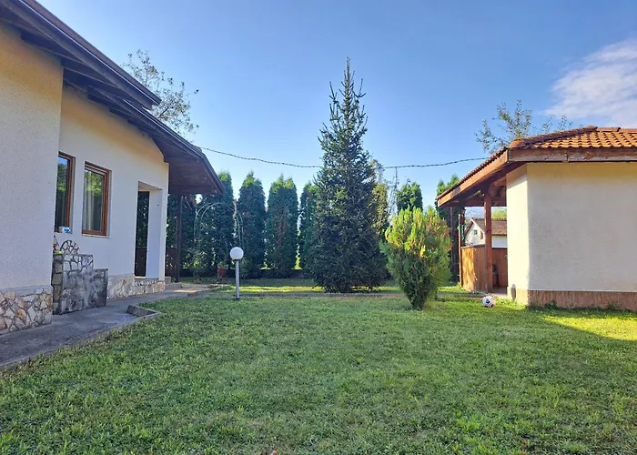 別荘 наш'та къща *