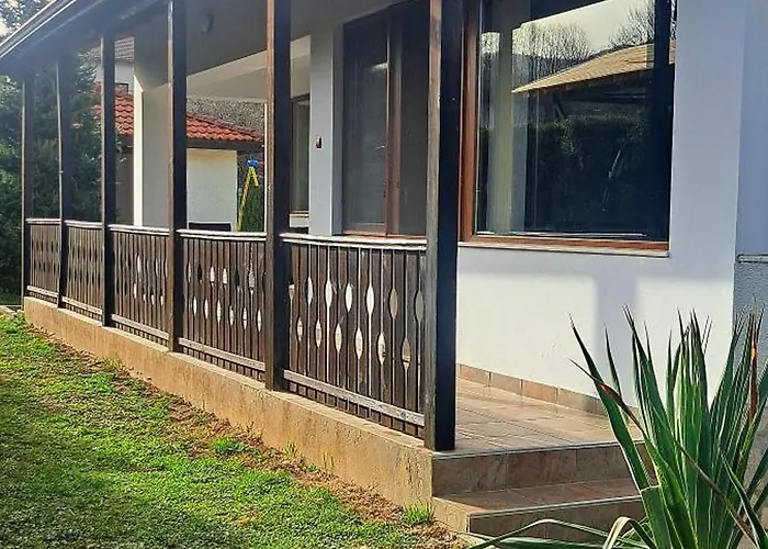 наш'та къща * アプリルツィ